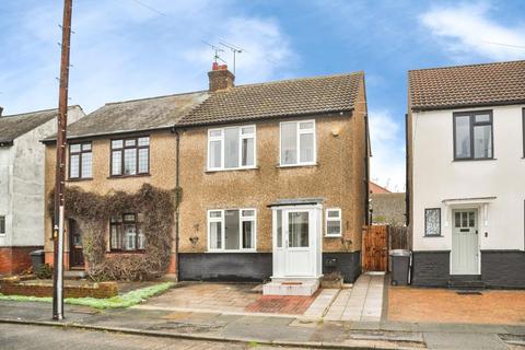 3 bed property, in Coval Avenue, £450,000