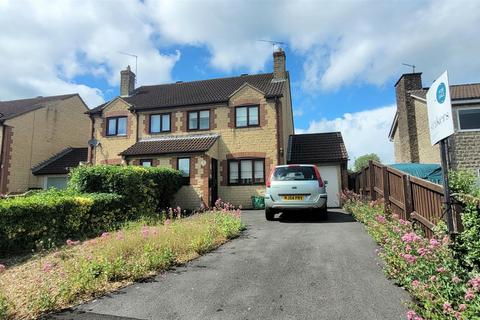 3 bed property, in Pound Mead, £335,000