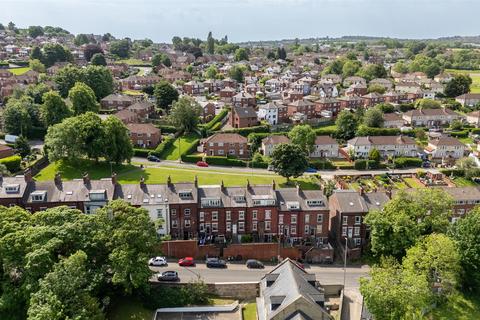 2 bed property, in Ross Terrace, £190,000