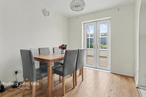 3 bed property, in Dovecote Place, £230,000