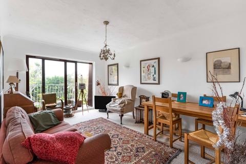 2 bed property, in Bromley Road, £370,000