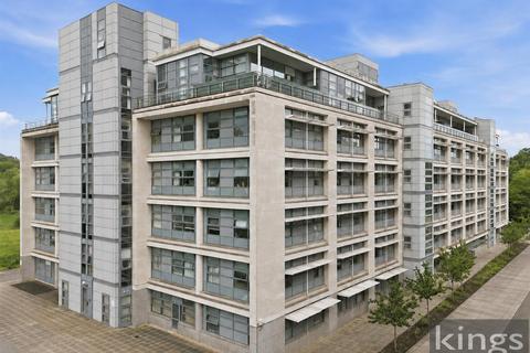 2 bed property, in Edinburgh Gate, £300,000