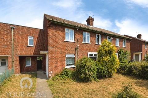 1 bed property, in Hall Road, £200,000