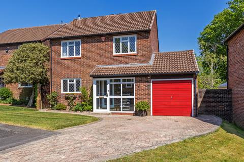 4 bed property, in St. Annes Close, £650,000