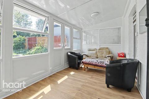 3 bed property, in Kings Avenue, £600,000