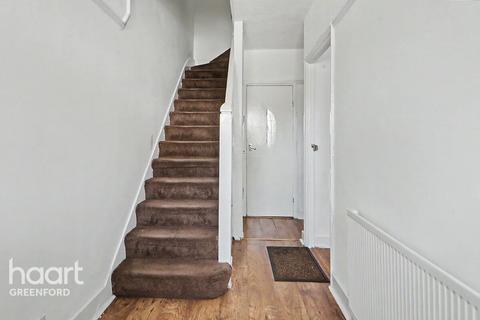 3 bed property, in Kings Avenue, £550,000