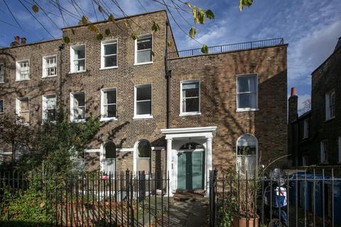 2 bed property, in Camberwell Grove, £650,000