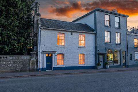2 bed property, in West Street, £450,000