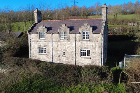 3 bed property, in Groesffordd Marli, £495,000