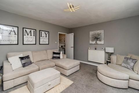 3 bed property, in The Oval, £280,000