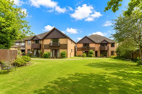 2 bed property, in Miles Way, £200,000