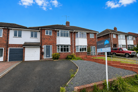 4 bed property, in The Broadway, £315,000