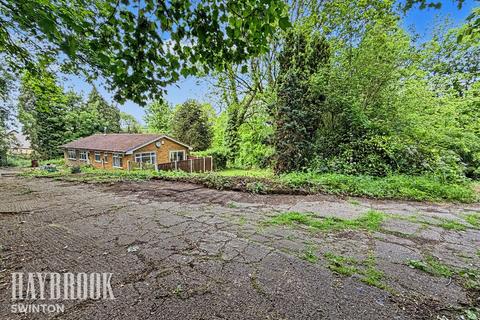 3 bed property, in Station Road, £300,000