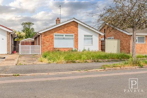 2 bed property, in Woodlands Close, £250,000