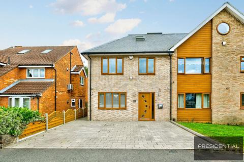 5 bed property, in Woolhampton Way, £950,000