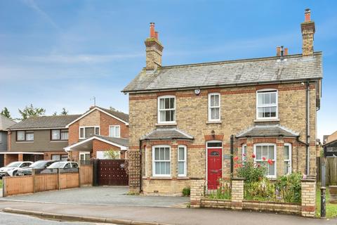 3 bed property, in Stotfold Road, £750,000