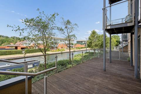 1 bed property, in Chantry Close, £290,000