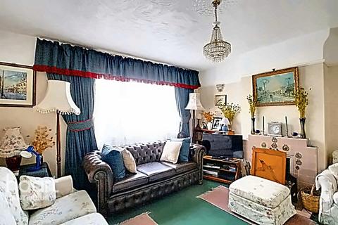 3 bed property, in Cobham Close, £450,000