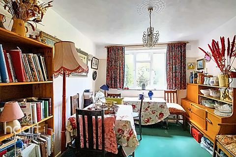 3 bed property, in Cobham Close, £450,000