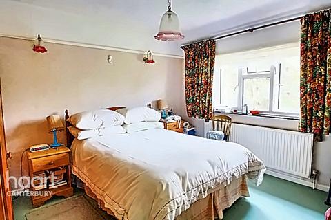 3 bed property, in Cobham Close, £450,000