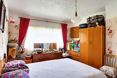 3 bed property, in Cobham Close, £450,000