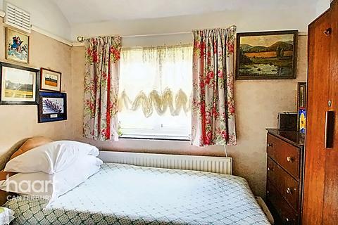 3 bed property, in Cobham Close, £450,000