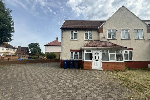 5 bed property, in Carlyle Avenue, £725,000