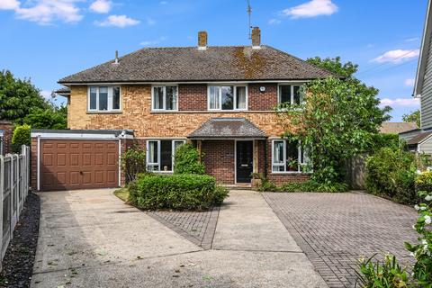4 bed property, in North Drive, £800,000