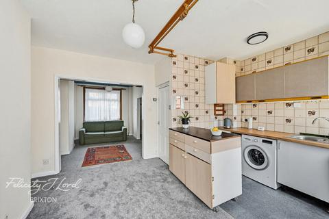2 bed property, in Lessingham Avenue, £650,000