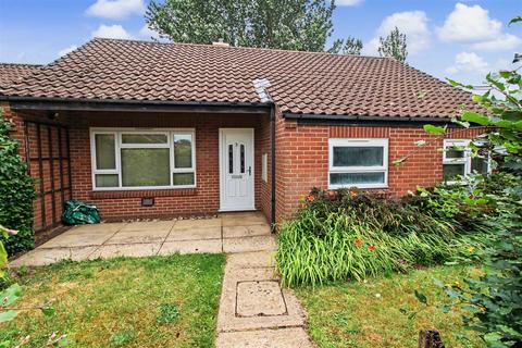 2 bed property, in Sole Close, £230,000