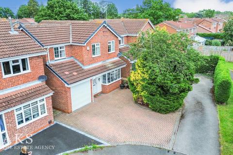 5 bed property, in Woodmans Croft, £350,000
