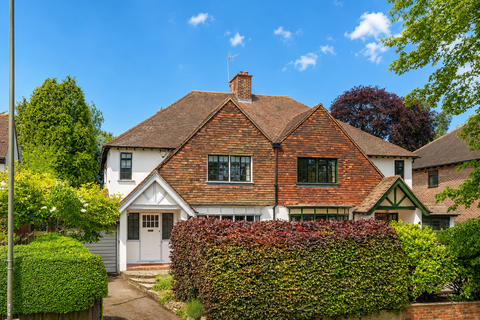 3 bed property, in Park Avenue, £850,000