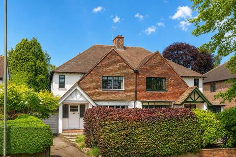 3 bed property, in Park Avenue, £850,000