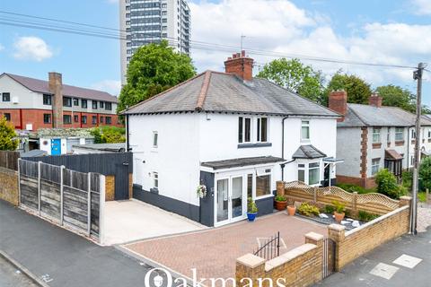 2 bed property, in Newbury Lane, £275,000