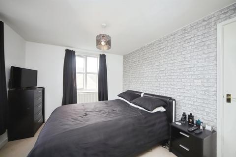 2 bed property, in Massingham Park, £140,000
