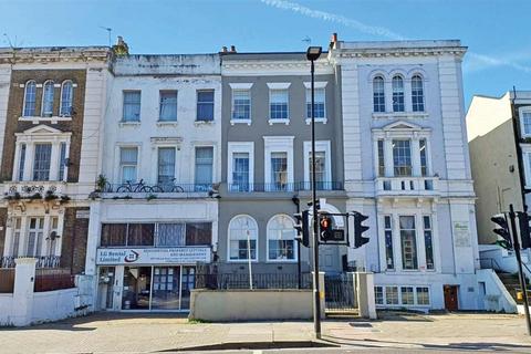 1 bed property, in Holloway Road, £90,000