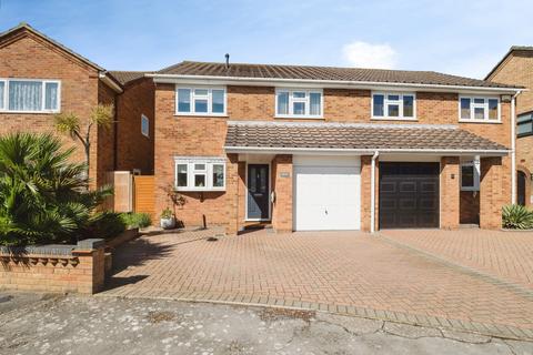 4 bed property, in Ilfracombe Crescent, £625,000