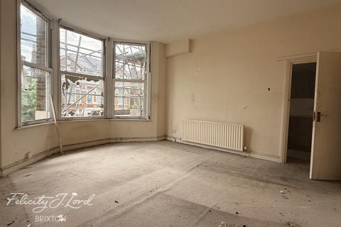1 bed property, in Montrell Road, £231,000