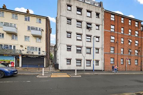 1 bed property, in King Street, £60,000