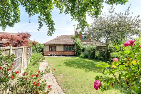 2 bed property, in Arterial Road, £350,000
