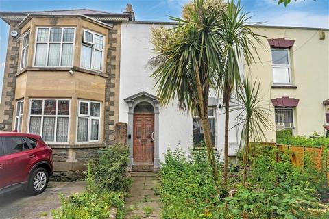 3 bed property, in High Street, £90,000