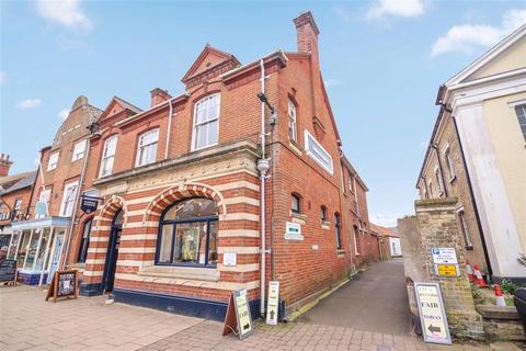 4 bed property, in High Street, £330,000