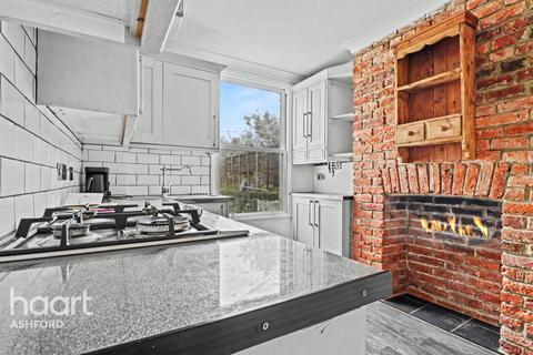 4 bed property, in Queen Street, £325,000