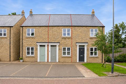 2 bed property, in Oak Close, £160,000