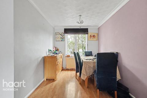 4 bed property, in Lindford Drive, £290,000