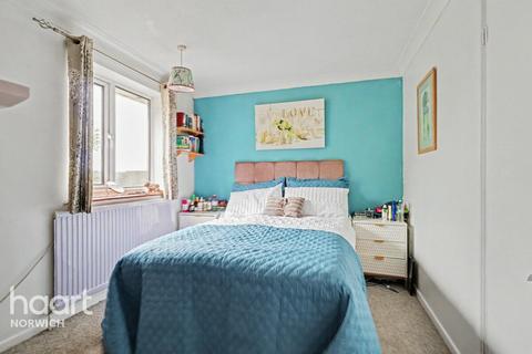4 bed property, in Lindford Drive, £290,000