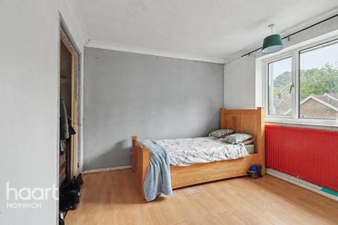 4 bed property, in Lindford Drive, £290,000