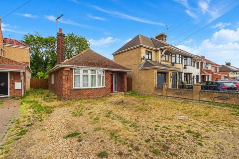 2 bed property, in Newark Avenue, £215,000