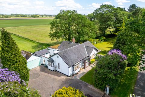 2 bed property, in Hermitage Lane, £650,000