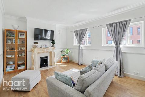 1 bed property, in Wood Street, £325,000